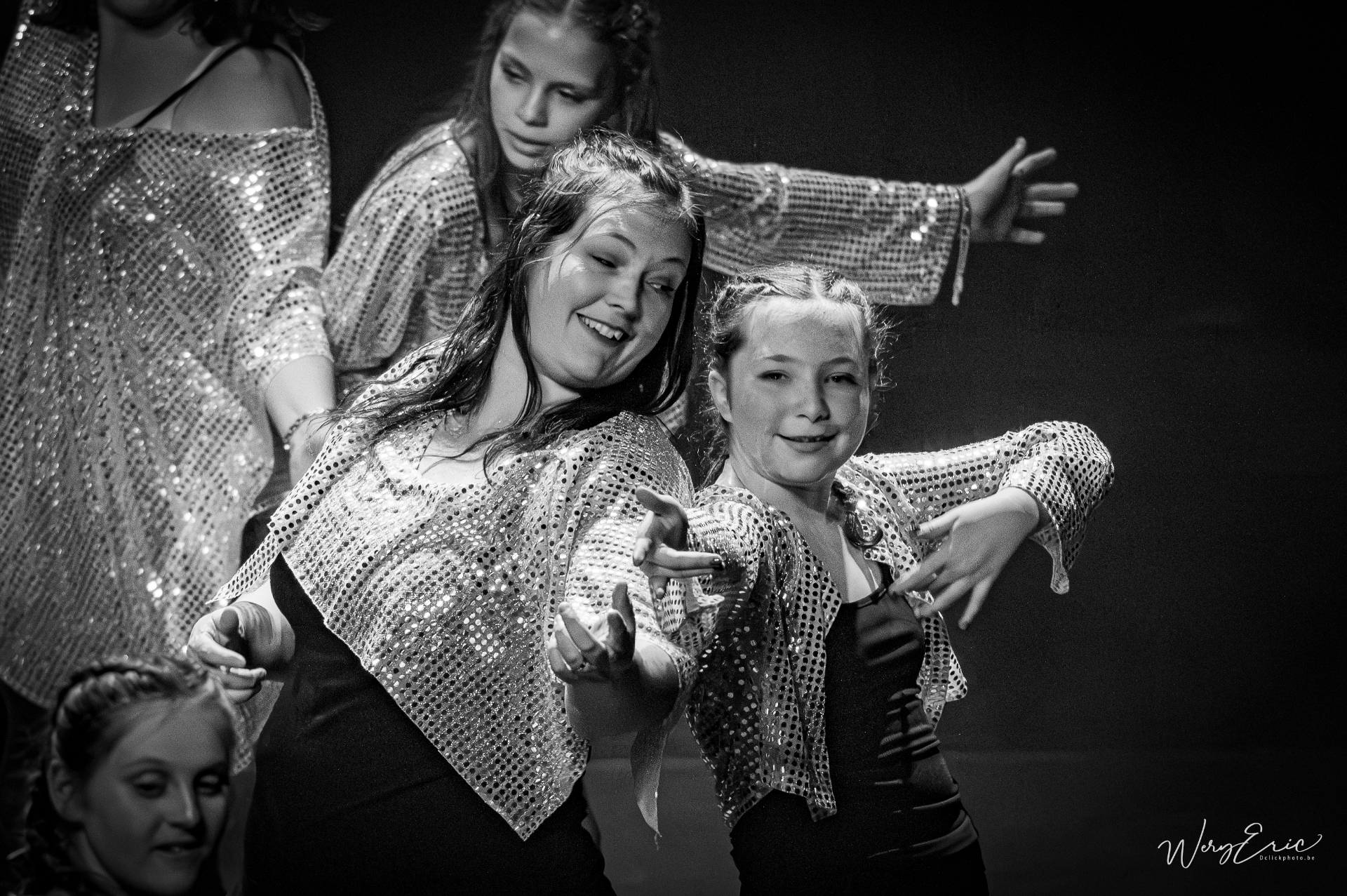 Portrait en noir et blanc de deux jeunes danseuses complices
