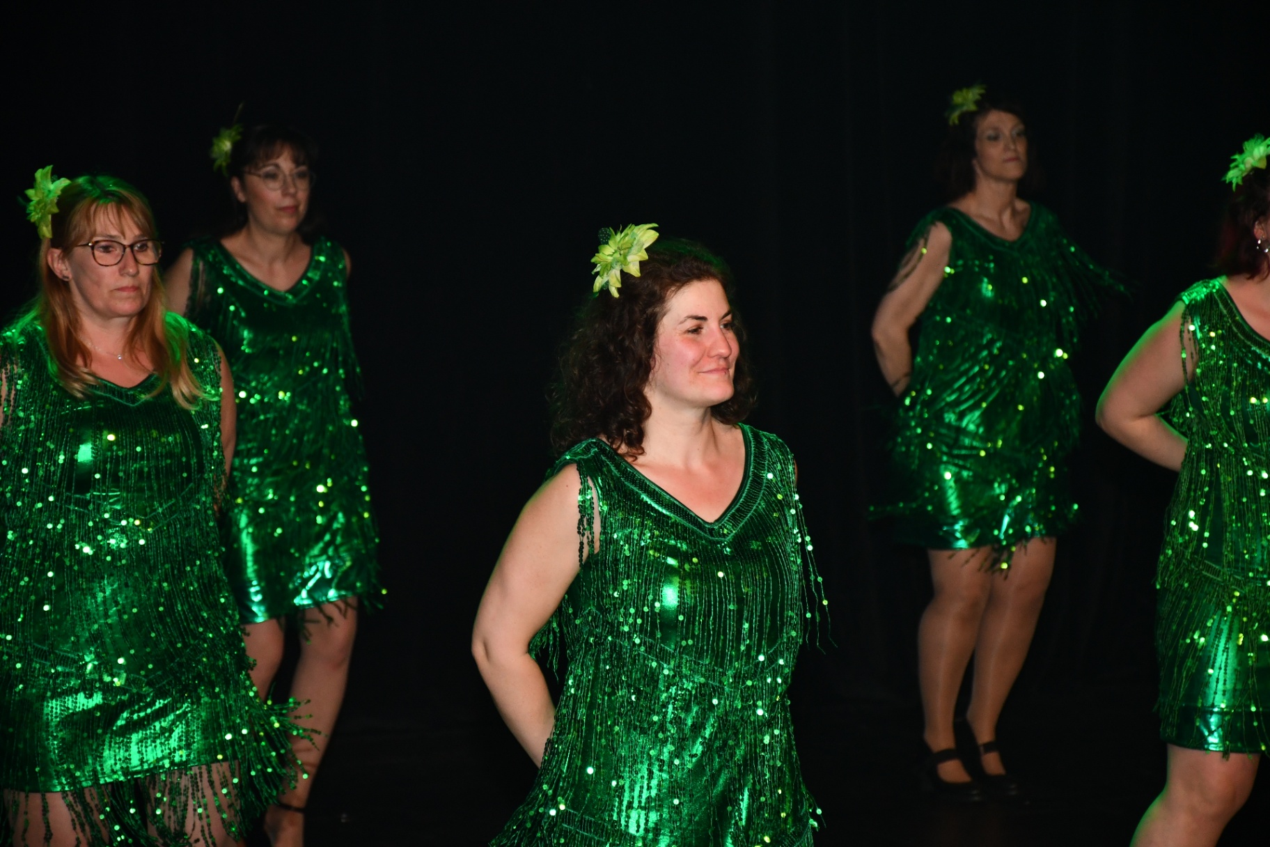 Groupe de danseuses en robes vertes à franges façon années 20