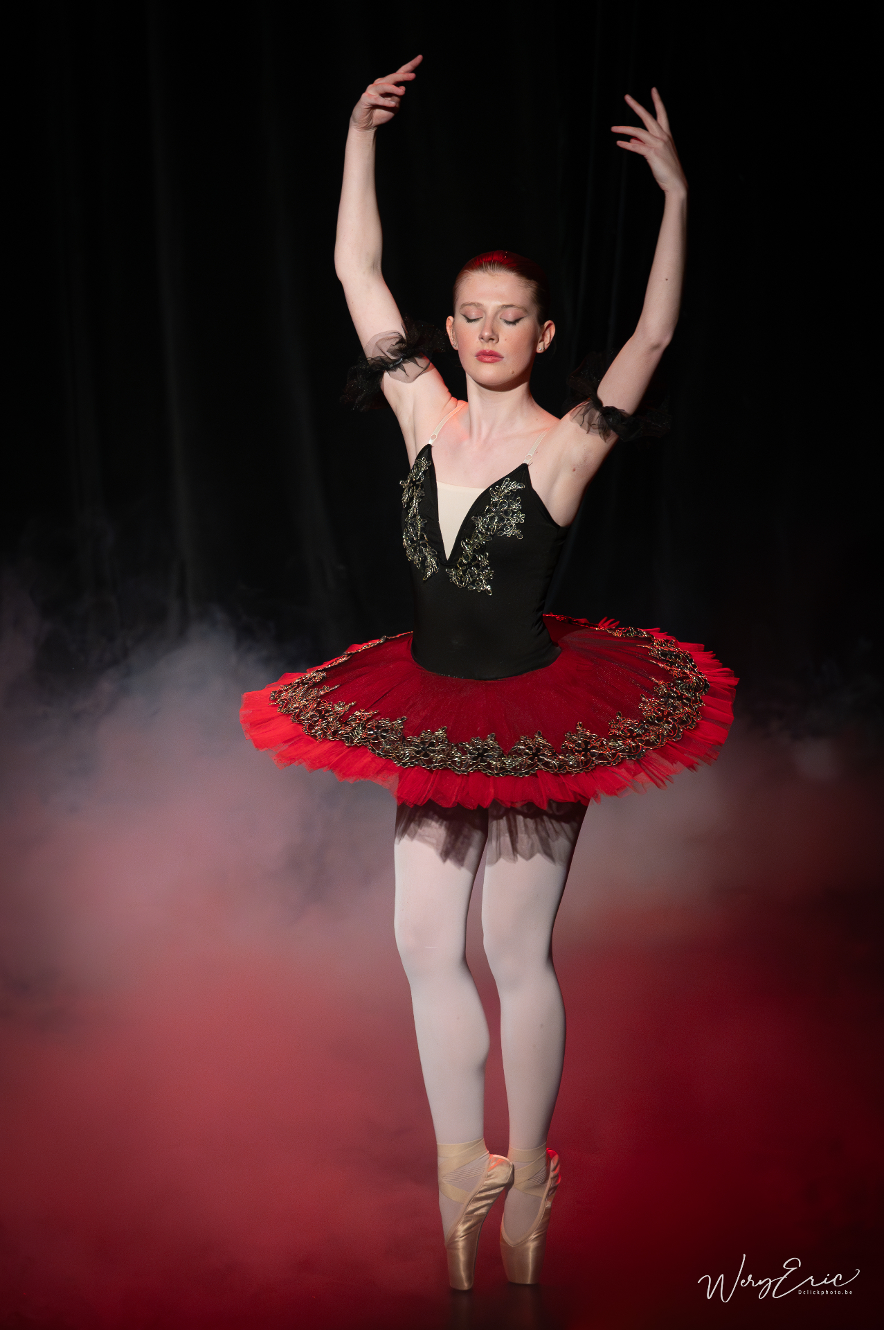 Danse et Vous — danseuse en tutu rouge sur pointes
