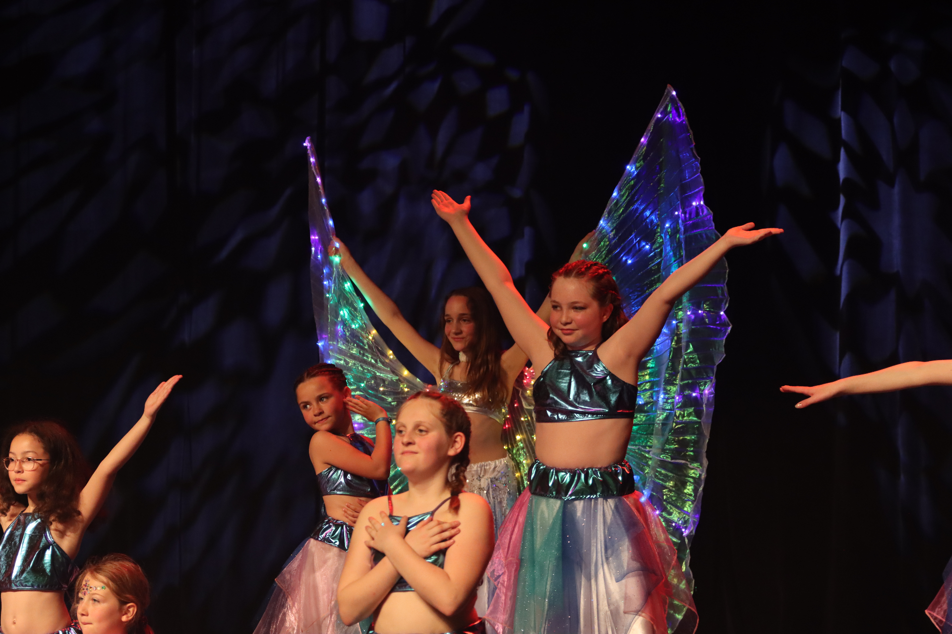 Groupe de jeunes danseuses avec ailes d'Isis lumineuses, danse orientale