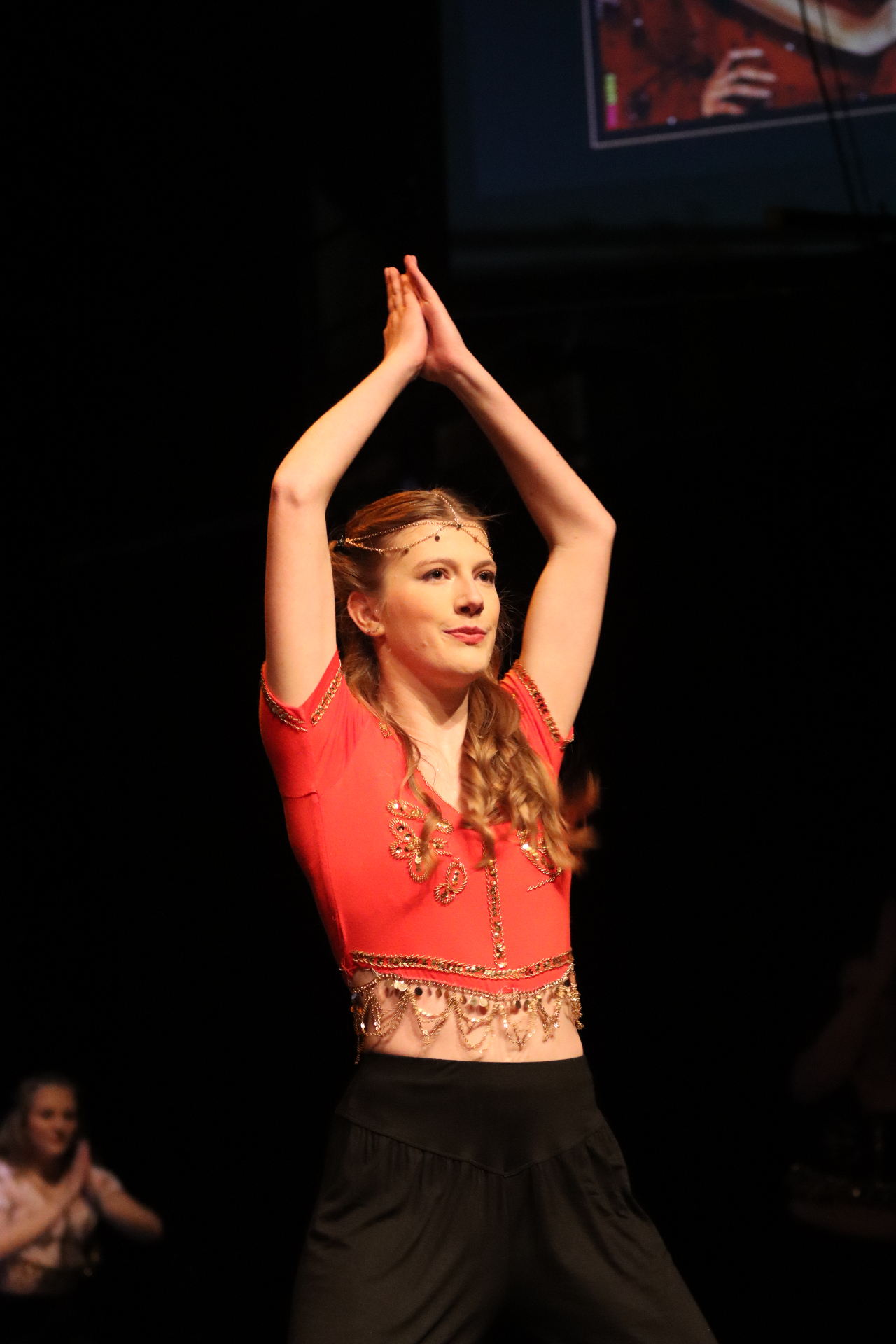 Danse et Vous — danseuse en tunique rouge