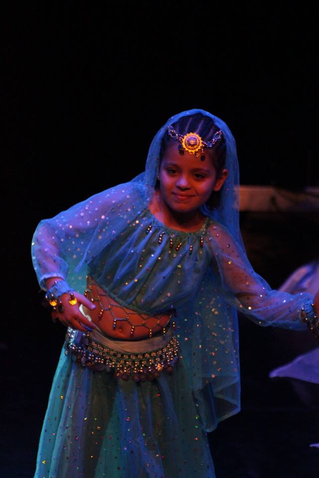 Jeune danseuse orientale en tenue bleue façon Jasmine, voile scintillant