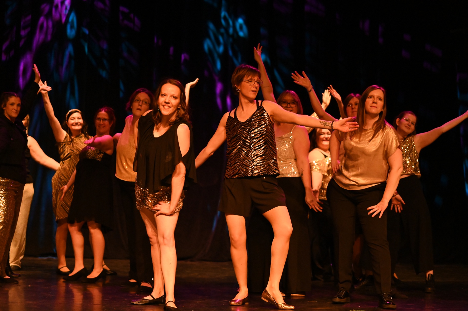 Danse et Vous — groupe adultes en tenues dorées